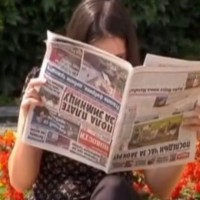 Wanita Ini Baca Koran Terbalik