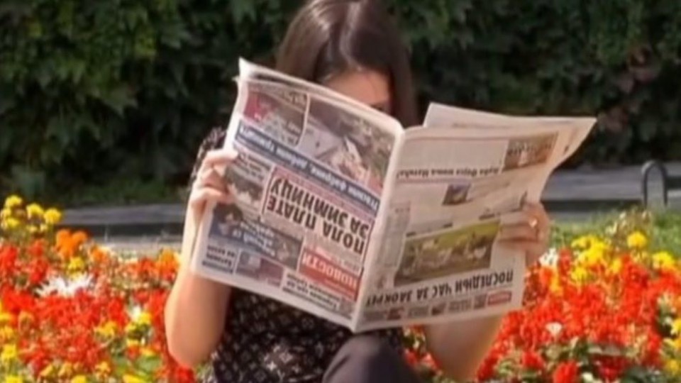 Wanita Ini Baca Koran Terbalik