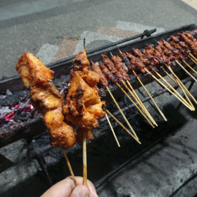 Pedas Manisnya Sate Rembiga dan Sup Bebalung
