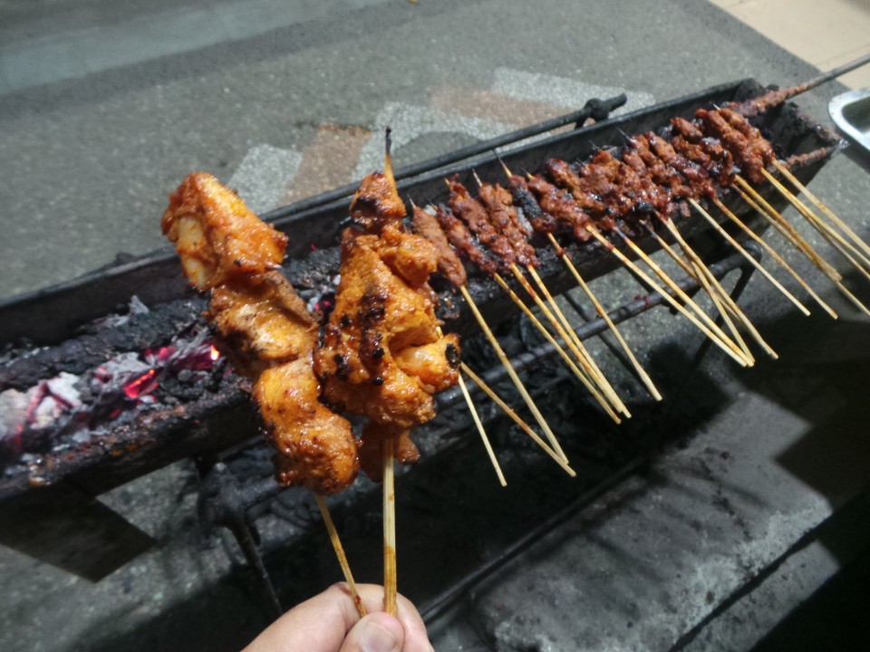 Pedas Manisnya Sate Rembiga dan Sup Bebalung