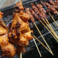 Pedas Manisnya Sate Rembiga dan Sup Bebalung