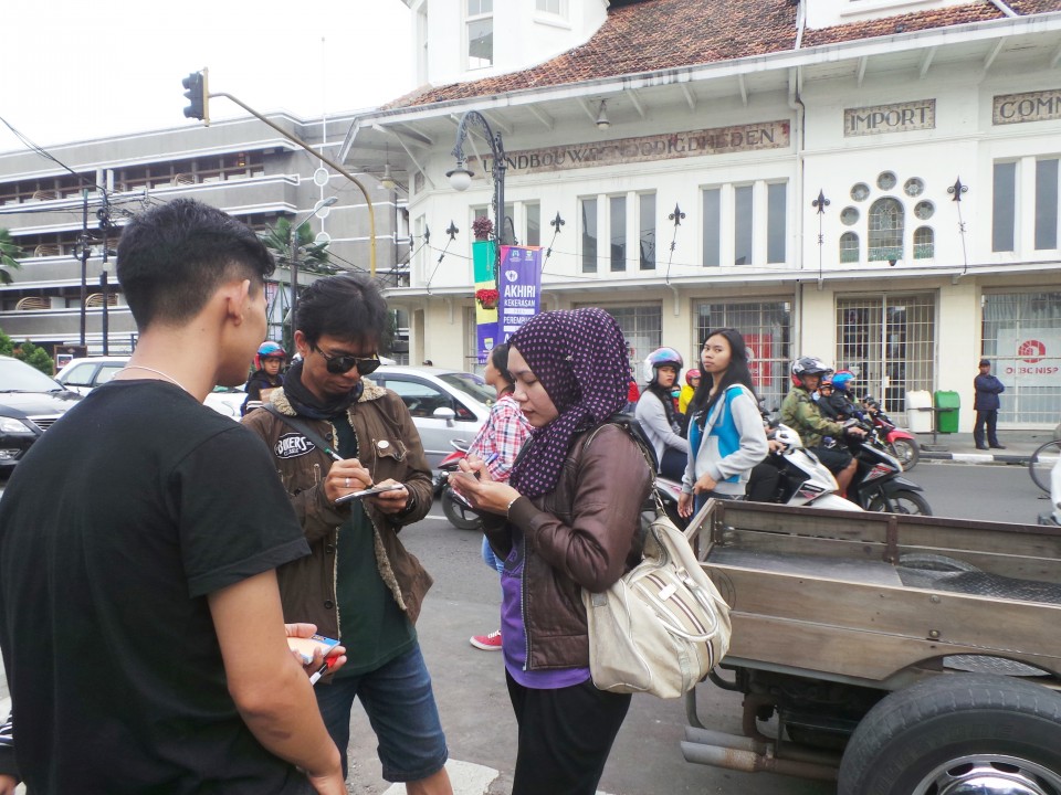 Kompak, Suami Istri Tulis Harapan Buat Kota Bandung
