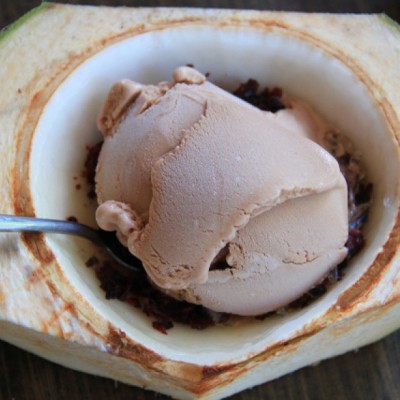 Es Krim Batok Kelapa Muda Khas Pontianak