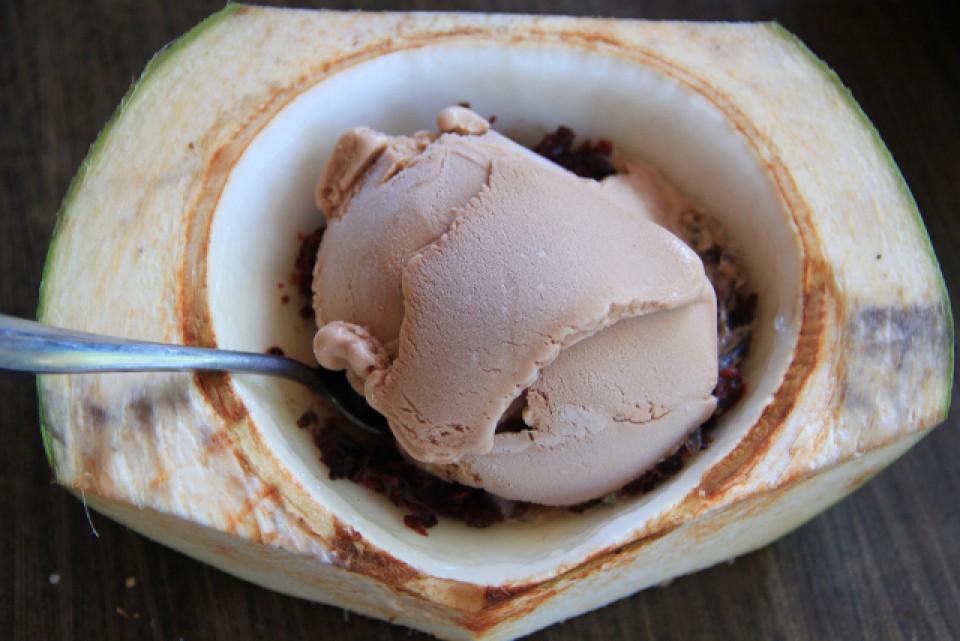 Es Krim Batok Kelapa Muda Khas Pontianak
