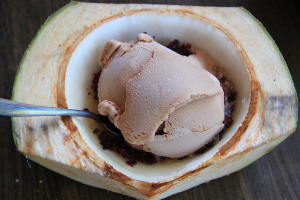 Es Krim Batok Kelapa Muda Khas Pontianak