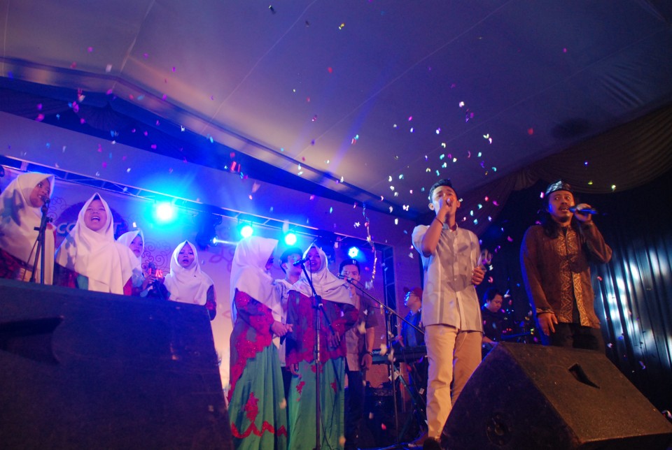 Santri Bernyanyi di Ponpes Sirna Miskin, Meriah!