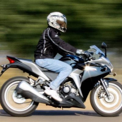 Mengendarai Motor Tanpa Jaket? Ini Bahayanya