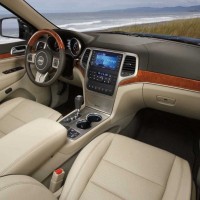 Cara Ampuh Bersihkan Jok Mobil