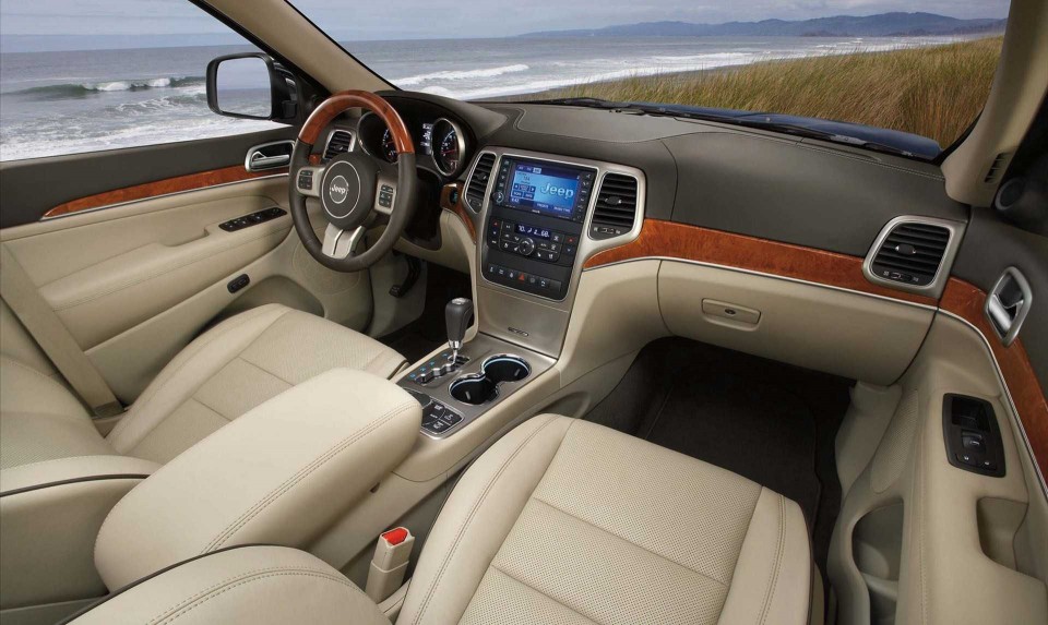 Cara Ampuh Bersihkan Jok Mobil