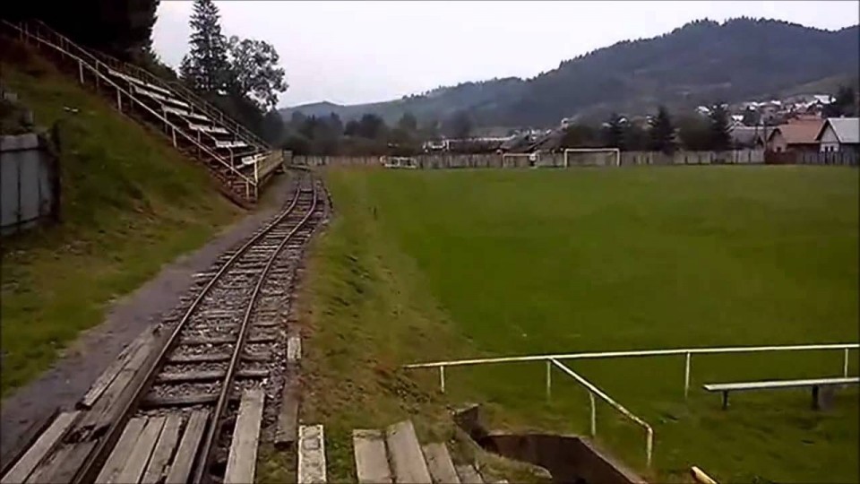 Keren! Kereta Masuk Stadion Sepak Bola