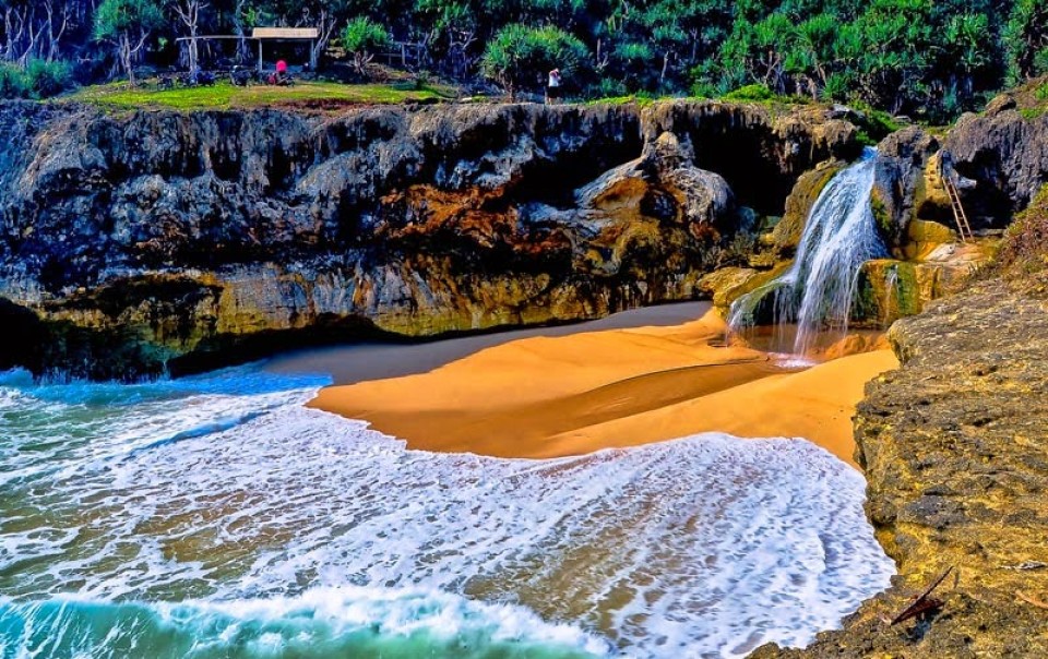 Fenomena dari 6 Pantai Unik, Hanya di Indonesia (2)