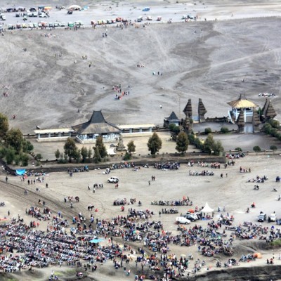 Bromo Bukan Hanya Pasir, tapi Juga Pura