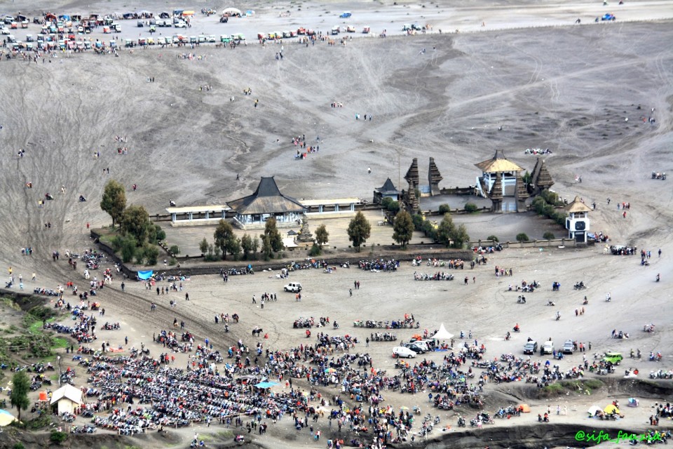Bromo Bukan Hanya Pasir, tapi Juga Pura