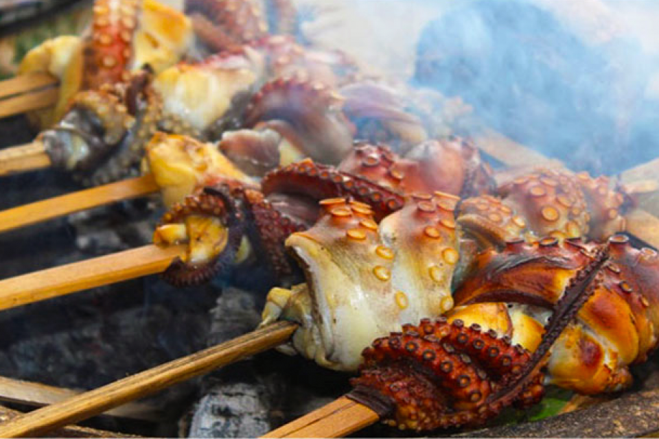 Menikmati Matahari Terbenam Bersantap Martabak dan Sate Gurita Khas Sabang