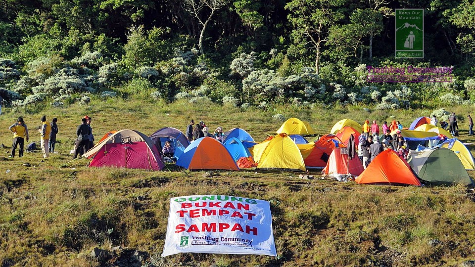 Trashbag Community: Gunung Bukan Tempat Sampah
