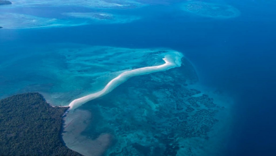 Fenomena dari 6 Pantai Unik, Hanya di Indonesia (1)