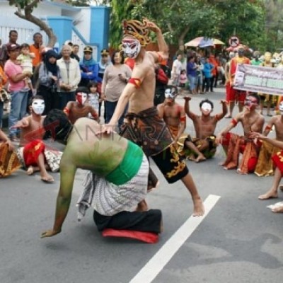 “Darah Topeng” Mengaliri Tubuh Pria Ini!
