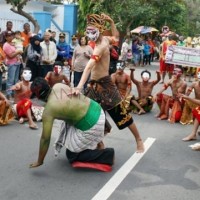 “Darah Topeng” Mengaliri Tubuh Pria Ini!