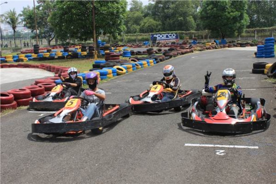 Ngebut di Arena GoKart