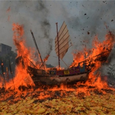 Bakar Tongkang, Persembahan Dewa Laut, dan Nenek Moyang Orang Bagan