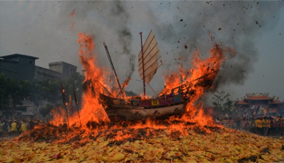 Bakar Tongkang, Persembahan Dewa Laut, dan Nenek Moyang Orang Bagan