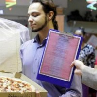 Jomblo Ini Malah Menikah Dengan Pizza