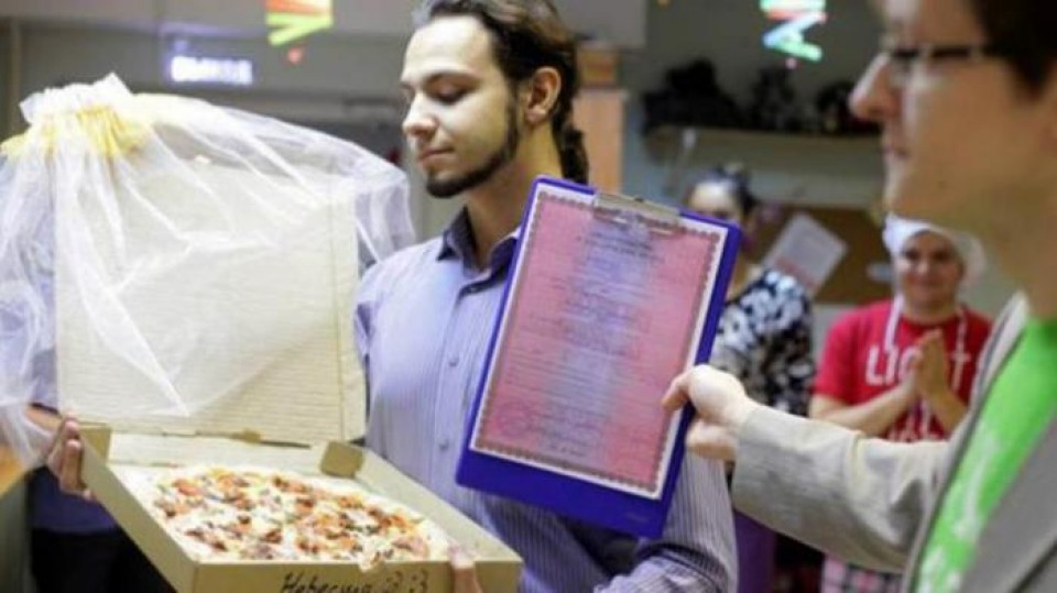 Jomblo Ini Malah Menikah Dengan Pizza